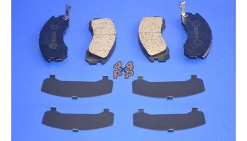 PLAQUETTES ET CALES ANTIBRUIT DE FREIN AVANT (4)  pour  MITSUBISHI  PAJERO  V24 - 2.5TD 1991-4/2004 court 
